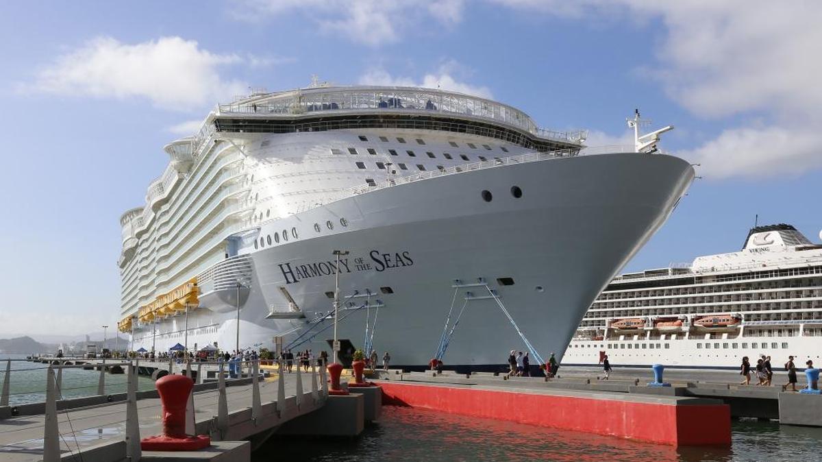 El Harmony of the Seas atraca en Puerto Rico, isla que desde el 2014 comenzó a recibir este tipo de barcos de grandes dimensiones.