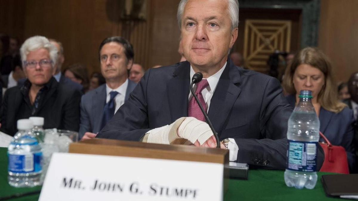 El presidente y director ejecutivo de Wells Fargo, John Stumpf, testifica el martes en un comité del Senado de EEUU, sobre la investigación por la apertura de miles de cuentas falsas.