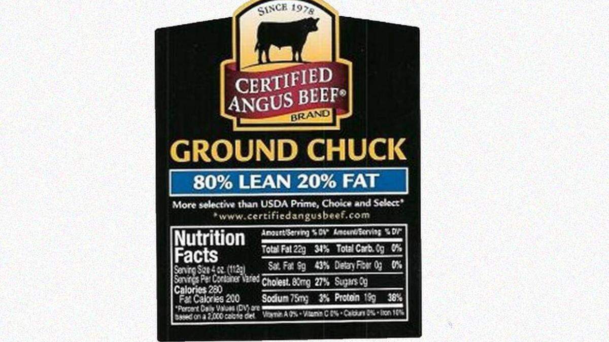 El producto cuya etiqueta dice “Certified Angus Beef Ground Chuck 80% lean 20% fat”, viene en dos paquetes de carne molida en recipientes de poliestireno de color negro envueltos en plástico.