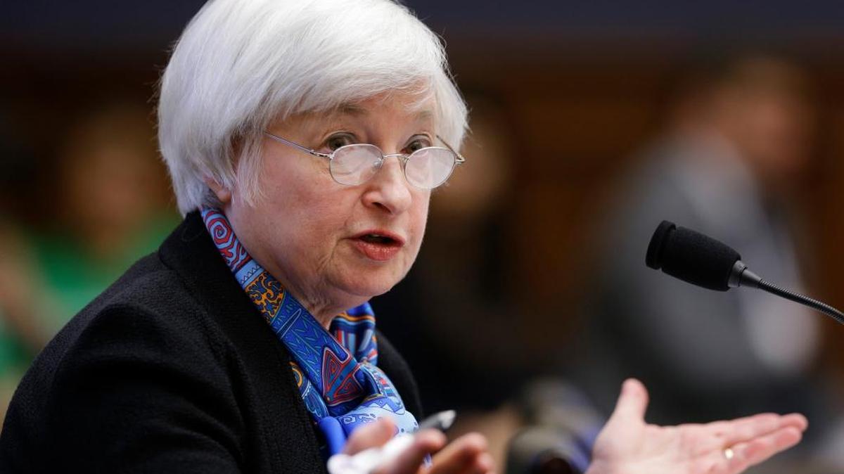 La presidenta de la Reserva Federal (Fed) de Estados Unidos testifica en julio en el Congreso federal. El Banco Central inició este martes su sexta reunión de política monetaria del año, nuevamente enfrentada al dilema de si la economía está lista para un alza de la tasa de interés.