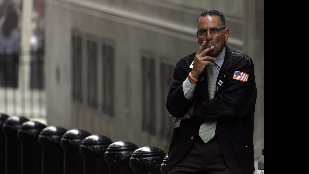 
Un corredor de la Bolsa de Valores de Nueva York espera pacientemente la reanudación de actividades en medio de la parálisis de más de tres horas del martes.
