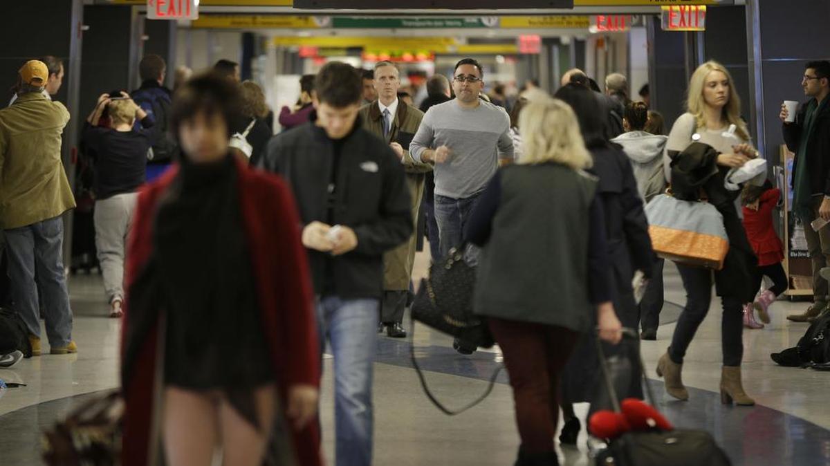 Personas caminan por el aeropuerto La Guardia, en Nueva York, el Día de Acción de Gracias. Quienes planean viajar durante esa festividad deben comprar ahora sus boletos que esperar a mediados de noviembre.