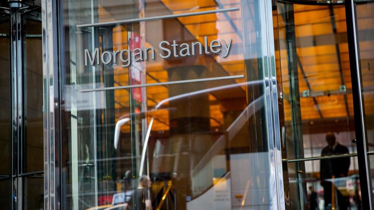 El banco de inversiones estadounidense Morgan Stanley superó las expectativas en el segundo trimestre, gracias al aumento de las actividades muy lucrativas de corretaje y a reducciones de costos.