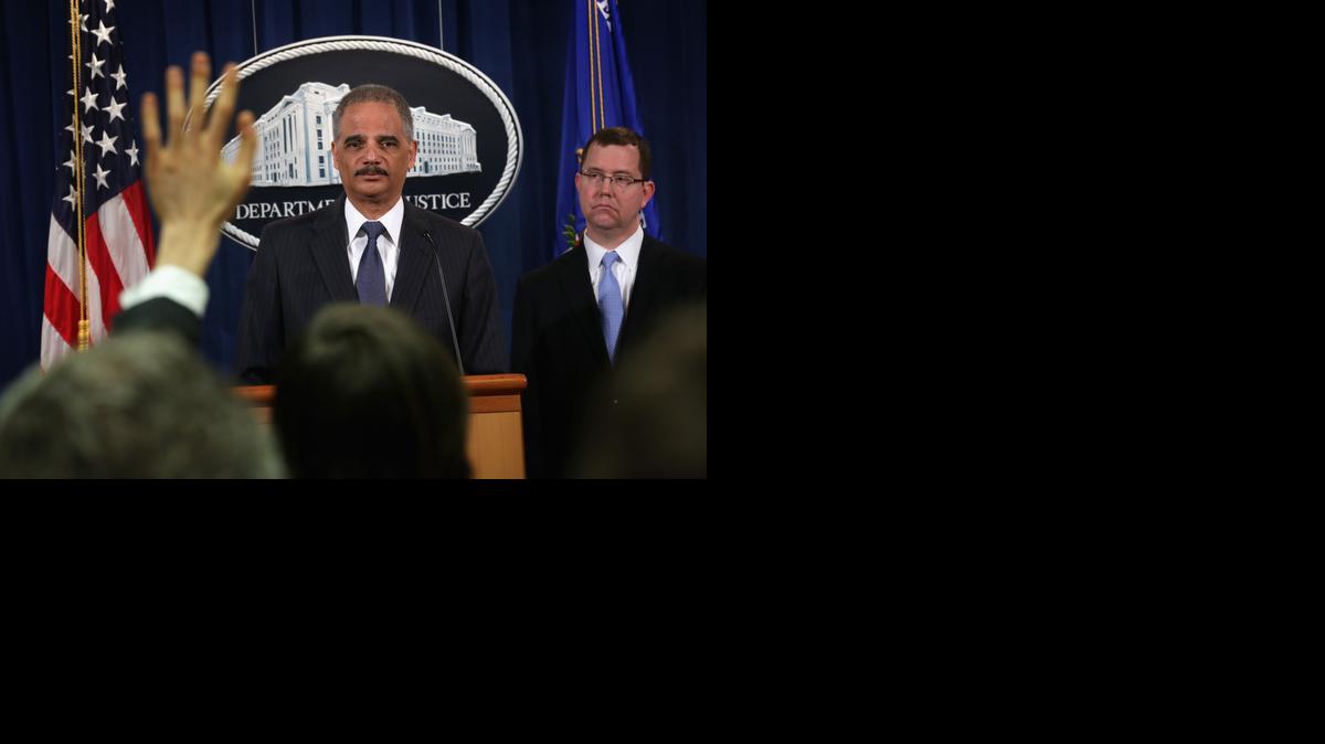 
El secretario de Justicia de EEUU, Eric Holder, responde a las preguntas de la prensa tras el anuncio de la multa impuesta a S&P.
