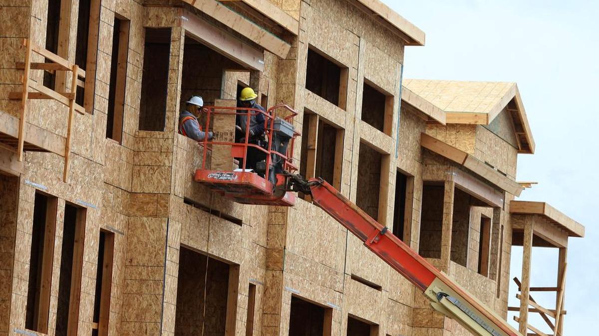 El gasto en el sector de la construcción bajó un 0.5 % en febrero, hasta una tasa acumulada interanual de $1.14 billones, informó el viernes el Departamento de Comercio.