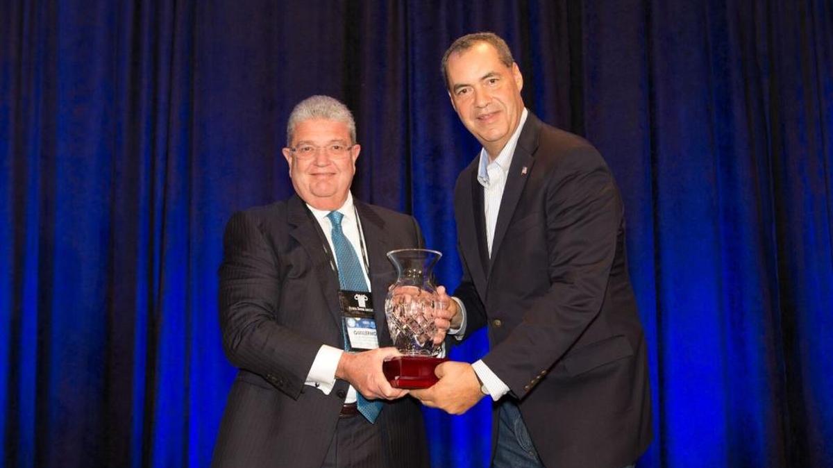 La Asociación de Banqueros de Florida (FBA) nombró Guillermo Díaz-Rousselot, presidente y CEO del Continental National Bank (izq.), como el “Banquero del Año”.