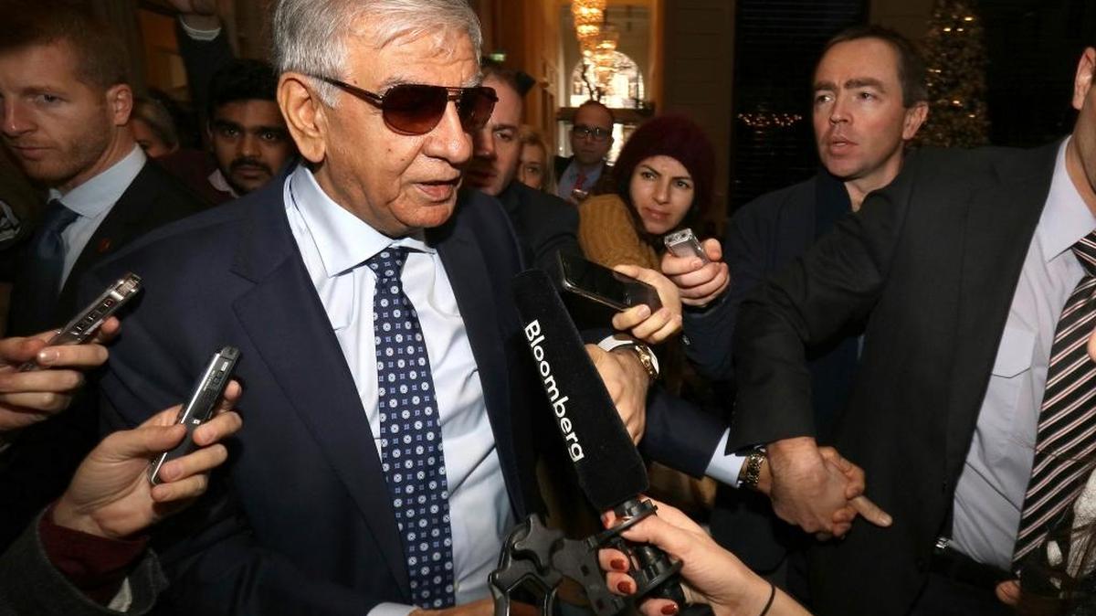 El ministro de Petróleo de Iraq, Jabar Ali al-Luaibi, habla el lunes con periodistas en un hotel en Viena.