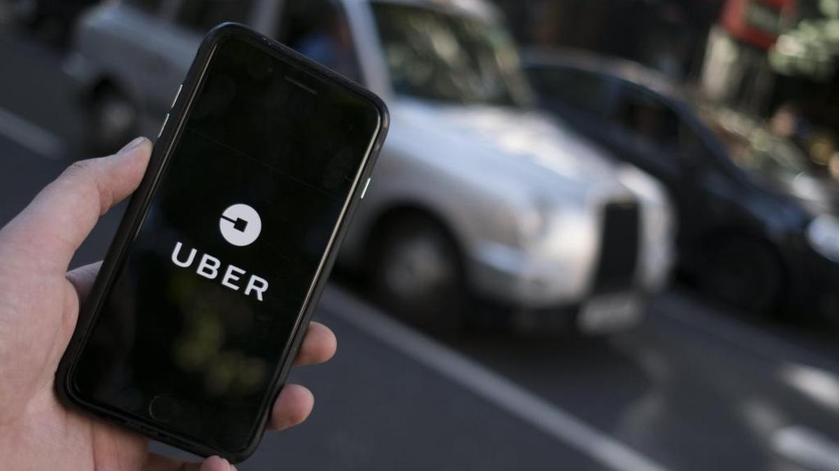 Una persona consulta la aplicación móvil de la empresa de transporte estadounidense Uber en el centro de Londres el 22 de septiembre del 2017.