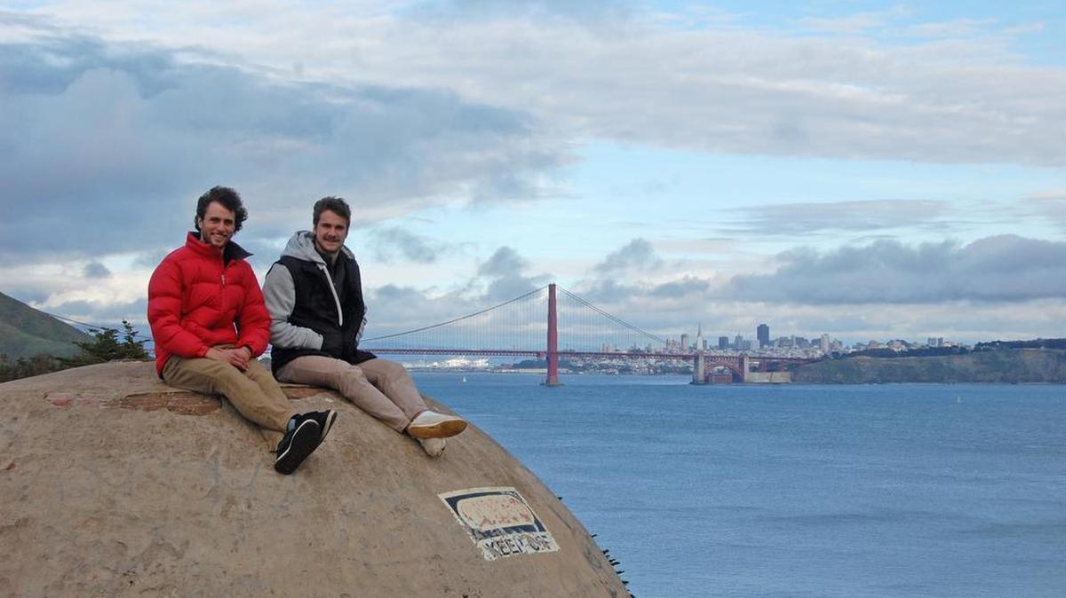 Fotografía sin fecha cedida hoy, martes 13 de septiembre de 2016, por el proyecto Huellas por América donde se ve a Valentín Abella Nazar (i) y Mariano Soli (d) posando en San Francisco.