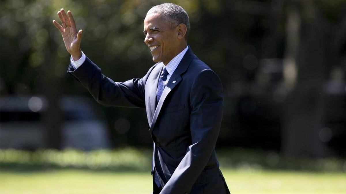 El presidente de los Estados Unidos, Barack Obama, saludael martes esde el jardín de la Casa Blanca antes de subir a bordo del helicópetro Marine One en Washington DC.