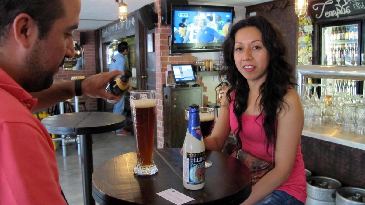 Dos personas disfrutan el tomar cerveza en una cantina en México, en el 2013.