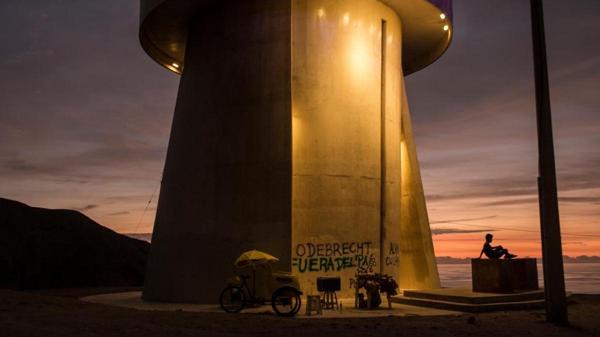 Un vendedor de helados espera clientes junto a una réplica de la famosa estatua de Cristo en Río de Janeiro, vandalizada por las acusaciones contra Odebrecht, en Lima, Perú, en enero del 2017.