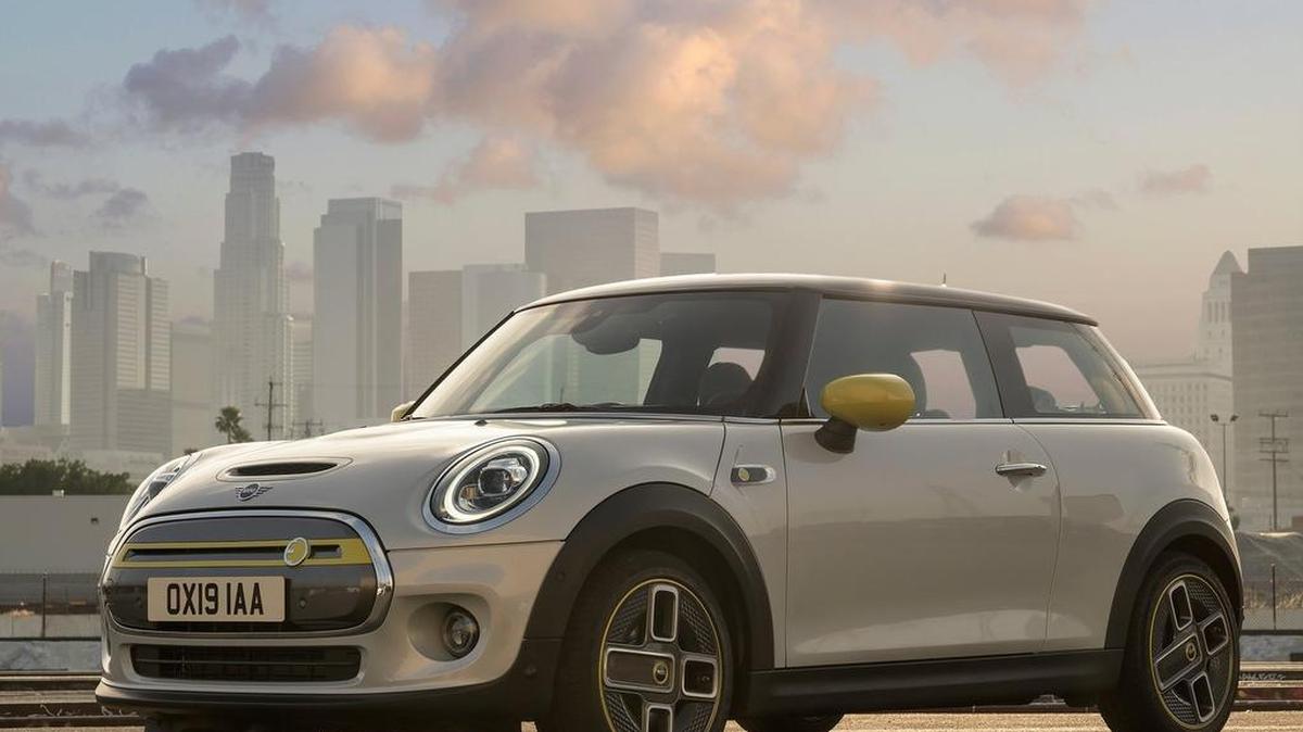 Mini se ha ganado seguidores entusiastas con sus autos divertidos para conducir, y el nuevo Cooper SE lo mejora con un rendimiento totalmente eléctrico.