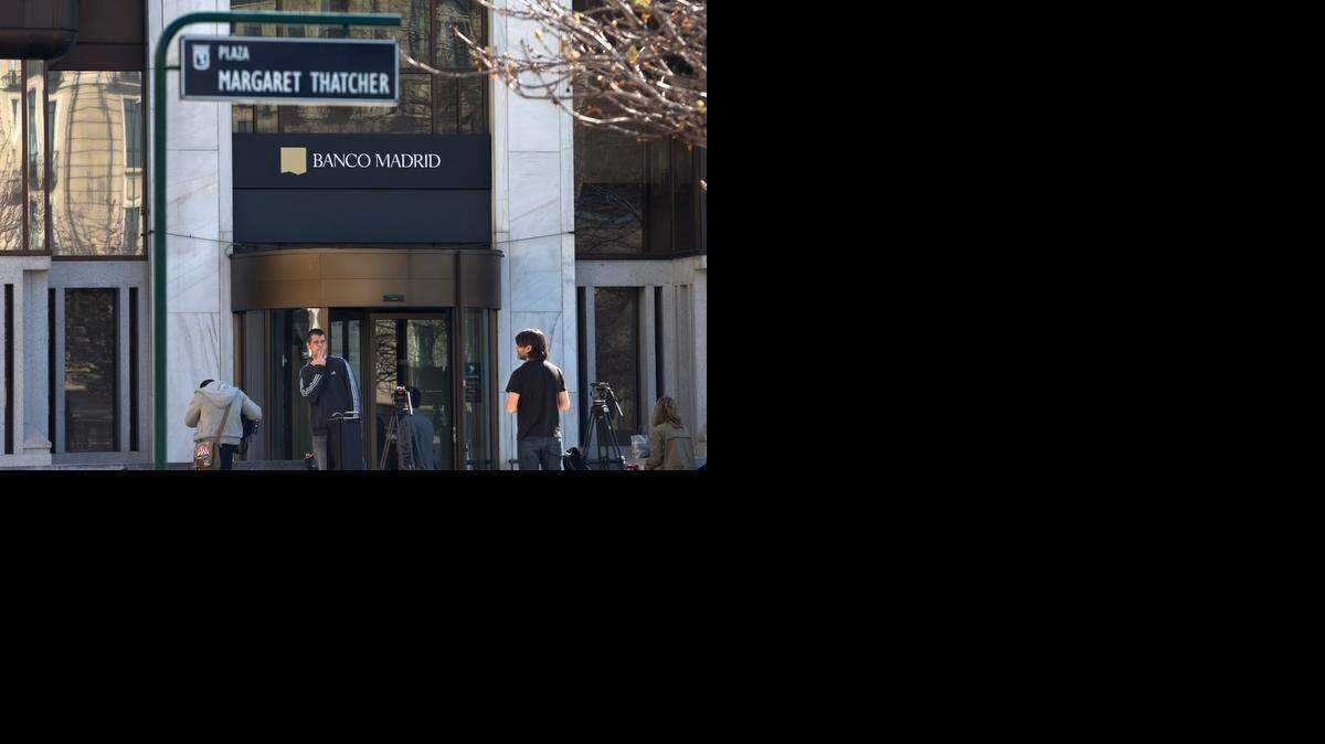 
Un grupo de personas espera frente a una sucursal del Banco de Madrid en la plaza Margaret Thatcher de la capital española el miércoles.
