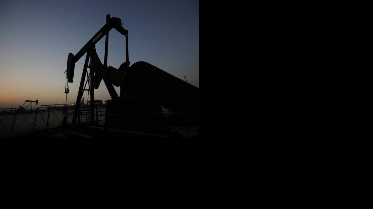 
Una bomba de extracción de crudo en un campo petrolífero de Sakhir, en Bahrein. Los precios se mantendrán bajo presión por la debilidad de la demanda.
