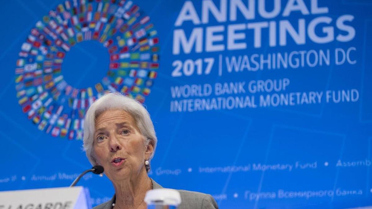 La directora gerente del Fondo Monetario Internacional (FMI), Christine Lagarde, contesta el juevesa a los periodistas durante una rueda de prensa tras la Asamblea Anual del FMI y el Banco Mundial en Washington.