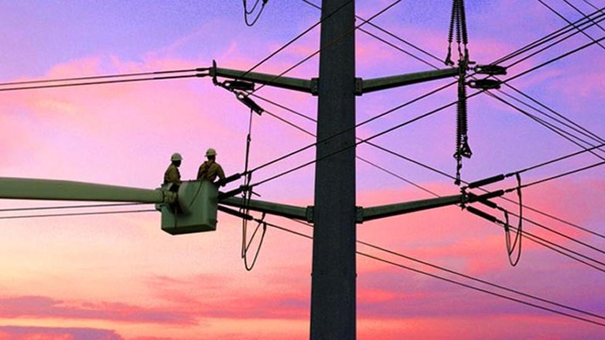 Trabajadores de la empresa estadounidense PowerSecure arreglan un poste de electricidad. El gobierno de Bahamas firmó el lunes un acuerdo con esa compañía para gestionar por cinco años la actividad de la compañía eléctrica de la isla.