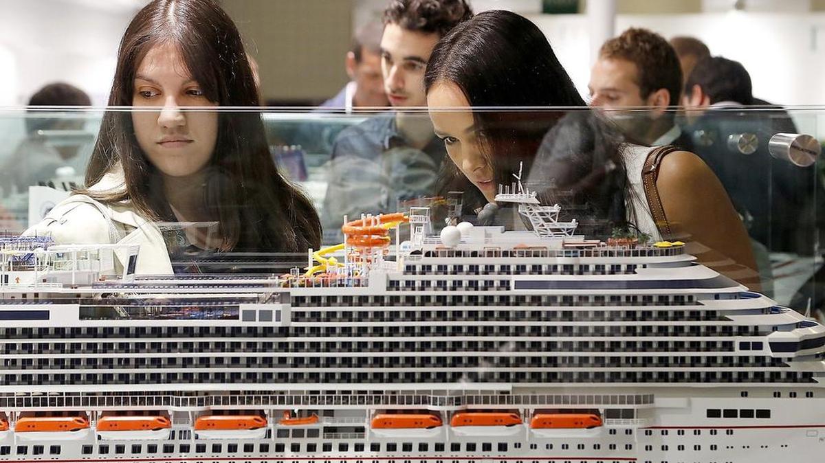 Las diseñadoras Titiana Ovalle, izquierda, y Jessica Sotolongo, que trabajaron en los interiores del Carnival Vista, miran de cerca la maqueta del barco que llegará a Miami en noviembre.