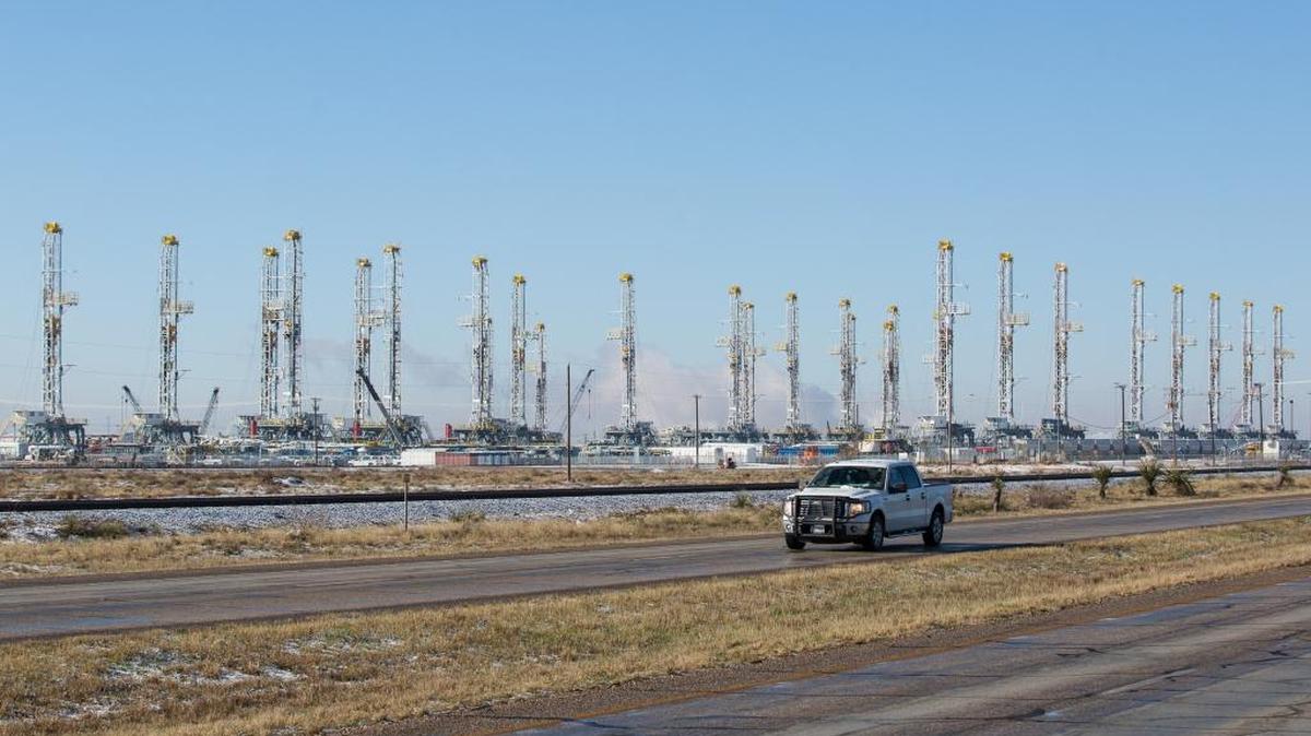 Más de 30 plataformas de perforación petrolera sin operar en Odessa, Texas. El petróleo se mantuvo el martes a la baja y cerró en Nueva York en su menor cotización en 12 años tras haber caído brevemente a menos de $30