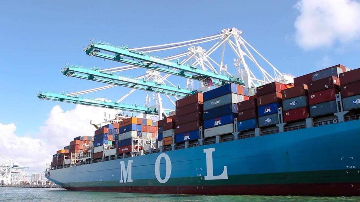 El Mol Majesty, el primer barco Post-panamá que arriba al PortMiami después de navegar por el Canal de Panamá ampliado. El comercio de Miami con el resto del mundo bajó en el 2016. Foto de archivo.
