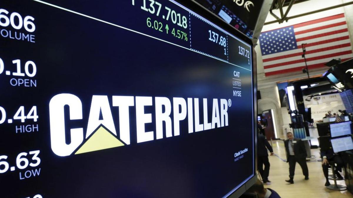 El logo de la empresa Caterpillar es mostrado en una pantalla de la Bolsa de Valores de Nueva York el 24 de octubre de 2017.