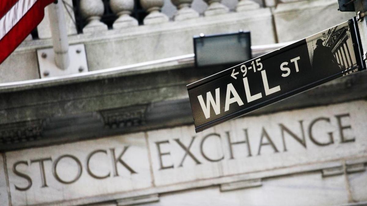 Un cartel de la calle donde está la Bolsa de Valores de Nueva York. Sea cauteloso al elegir los activos que va a comprar. Elimine el factor “emocional” a la hora de invertir