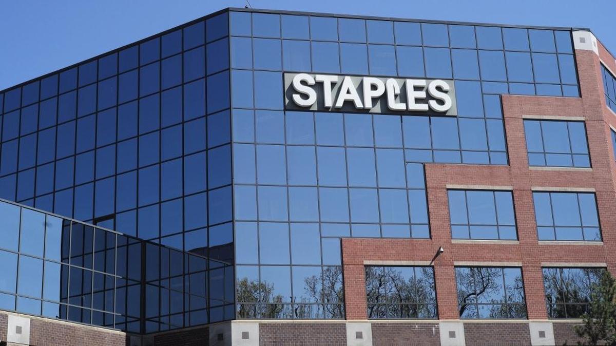Vista de la sede de Staples en Framingham, Massachusetts.Las cadenas de tiendas de material de oficinas Office Depot y Staples se mostraron decepcionadas por la decisión de un tribunal de Washington de impedir su fusión.