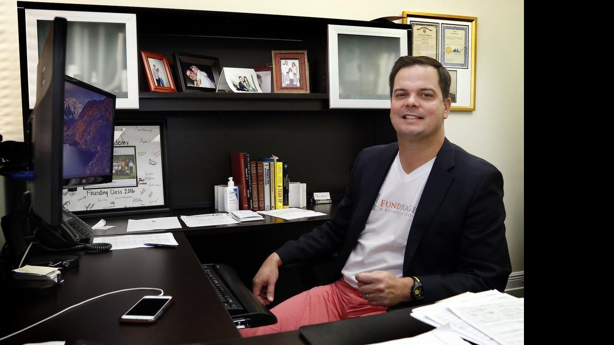 
Bernie Navarro, presidente de Fundrageous, una plataforma de financiación colectiva de hipotecas, que acaba de lanzar en Miami, en su oficina en South Miami.
