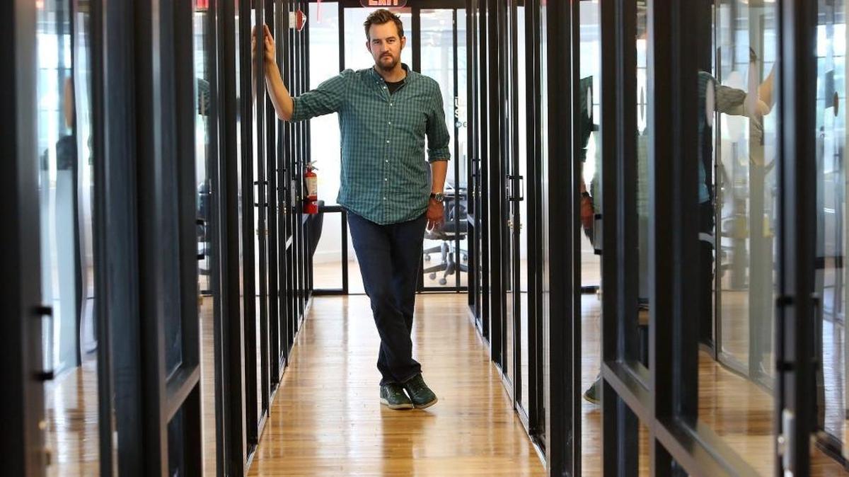 Miguel McKelvey, cofundador de WeWork, en las instalaciones de esta compañía que recientemente abrió en Miami Beach.