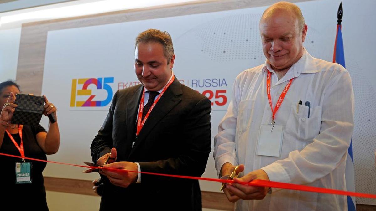 El ministro cubano de Comercio Exterior e Inversión Extranjera, Rodrigo Malmierca (der.), al inaugurar la 35 edición de la Feria Internacional de La Habana el 30 de octubre de 2017, junto con el viceministro de Industria y Comercio de Rusia, Georgy Kalamanov.