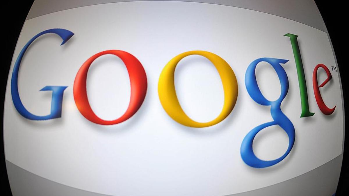 La CE acusó formalmente a Google el pasado 20 de abril de abusar de su posición dominante al obligar a los fabricantes y operadores de los móviles y tabletas que operan con Android a instalar de forma predeterminada sus servicios, como su buscador y su navegador Chrome, y no otros de sus competidores.