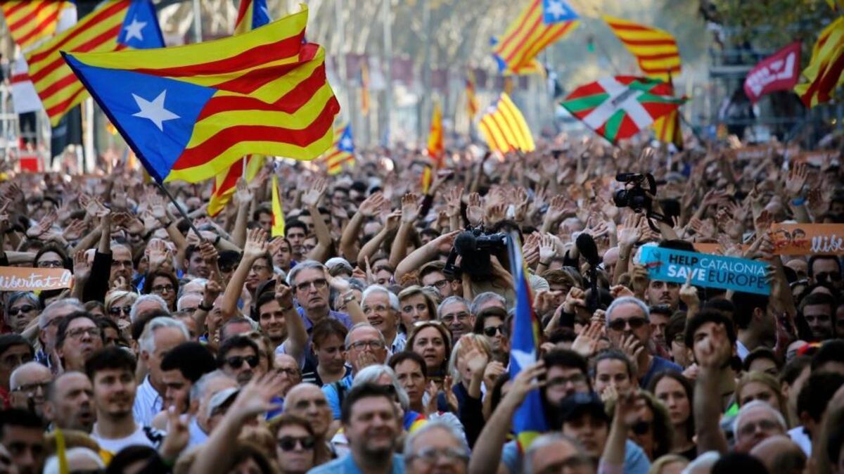 Manifestantes pro independencia se manifiestan frente al parlamento de Cataluña en Barcelona el 27 de octubre del 2017.