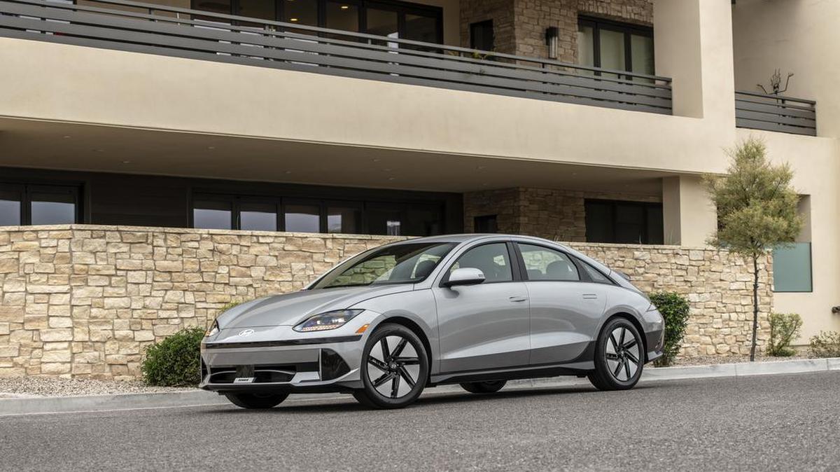Hyundai pudiera sorprender con el Ioniq 6 del 2023, un EV que además de eficiente, tiene un estilo vanguardista y muy buena tecnología, una combinación que podría retar al Tesla Model 3.