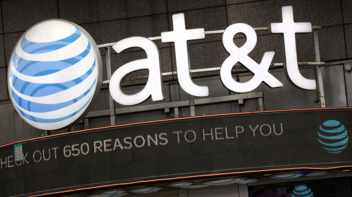 Logo de AT&T sobre una de sus tiendas en Nueva York el 24 de octubre de 2016.