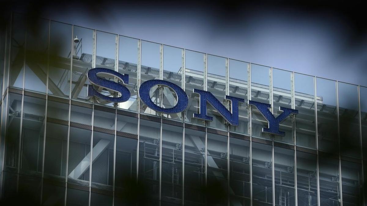 El logo de la empresa Sony en su sede central en Tokio, Japón. El gigante tecnológico nipón anunció el martes el traslado de la sede de su unidad de videojuegos, con vistas a potenciar sus ventas y a adaptarse mejor a los cambios en este sector.
