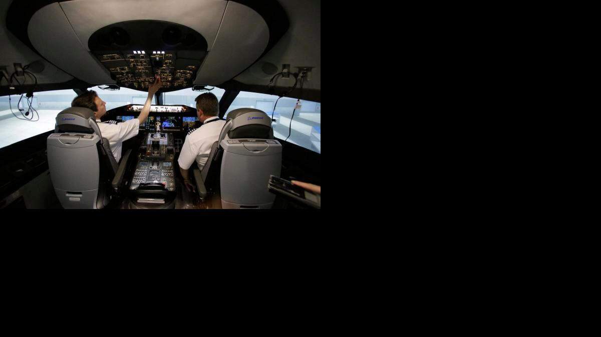 
Dos pilotos de American Airlines se entrenan en un simulador de vuielo de la cabina de un B-787 Dreamliner, un avión reconocido como muy eficiente.
