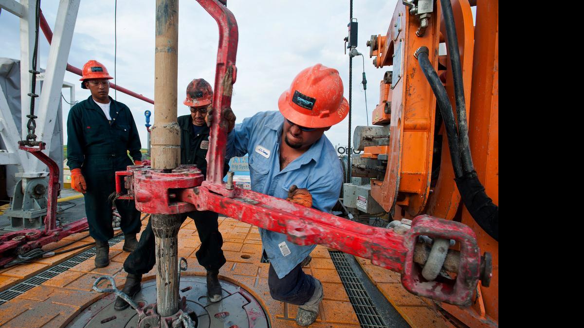 
Operarios trabajan en una torre de explotación petrolera en Encinal, Texas. 

