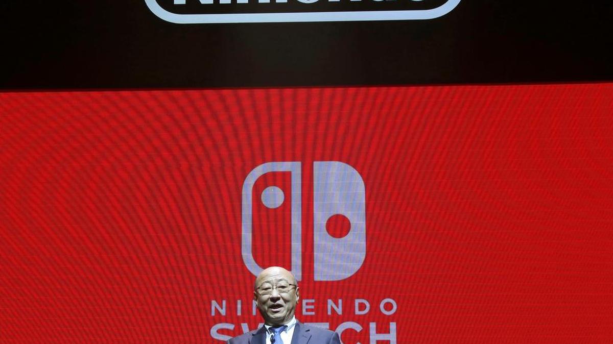 El presidente de Nintendo, Tatsumi Kimishima, durante un evento de presentación del Nintendo Switch, en Tokio.