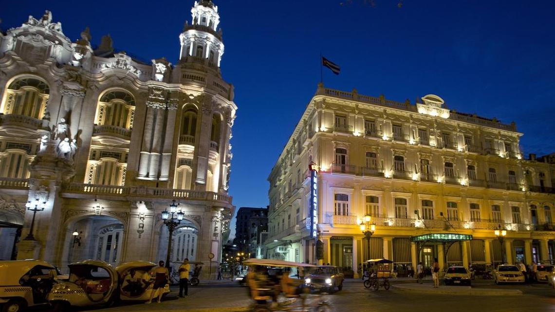 Hotel Inglaterra (der.) en La Habana, Cuba, el 25 de marzo de 2016. Los hoteles de la zona costera de esa ciudad que sufrieron “ligeras afectaciones” tras el paso del huracán Irma, estarán listos para recibir a turistas a fines de esta semana.