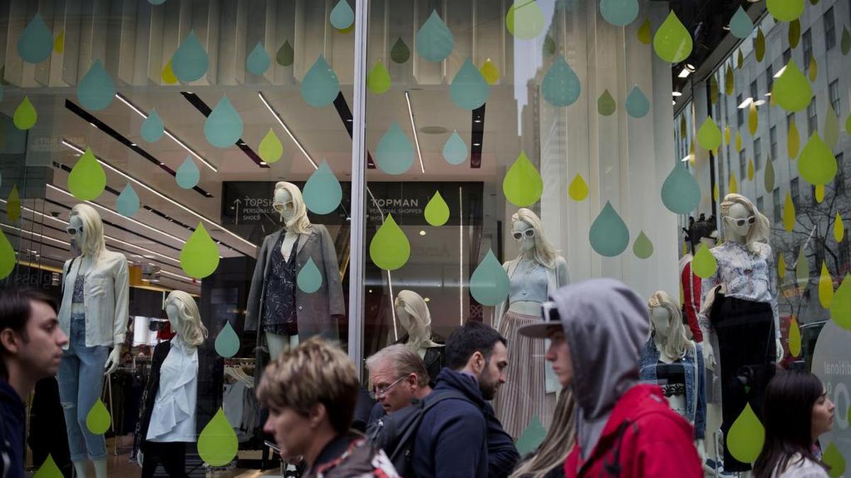 Transeúntes pasan frente a la tienda Topshop de la Quinta Avenida en Manhattan a fines del mes pasado.