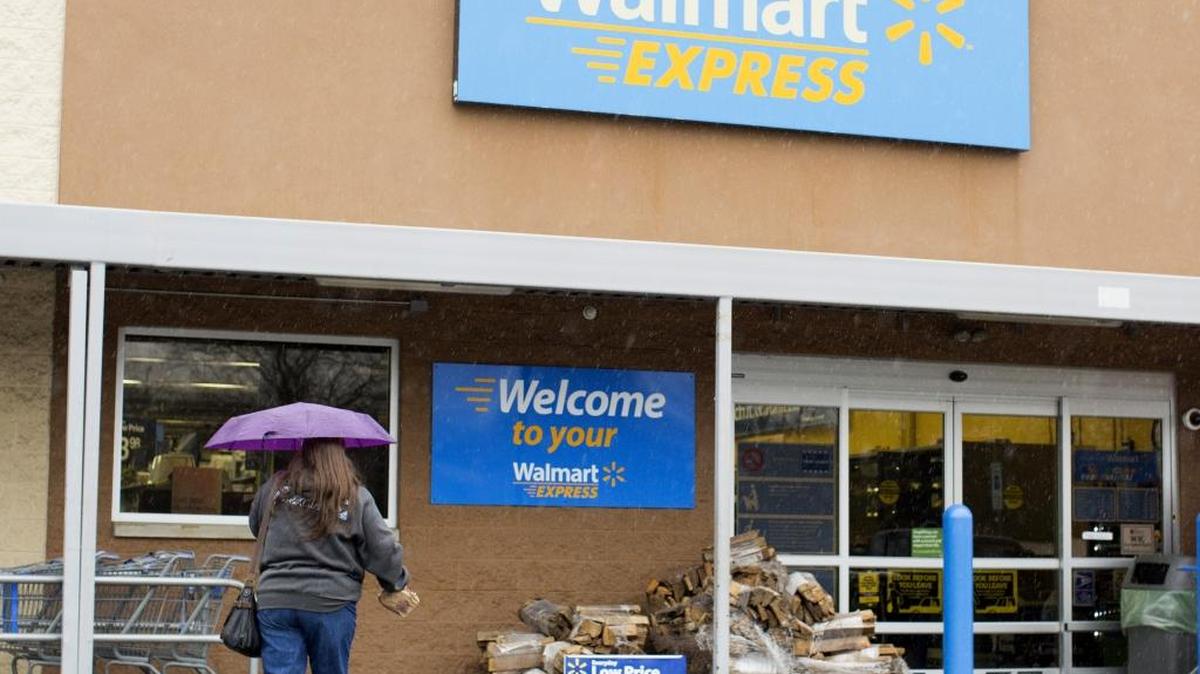 Un mujer camina hacia una tienda Wal-Mart en Richfield, Carolina del Norte. La empresa anunció recortes en su personal.