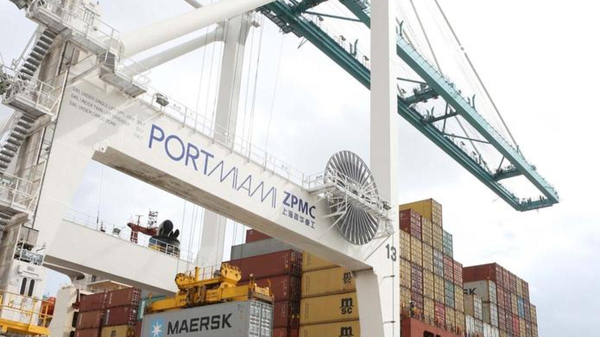 Carga en una gran embarcación, atracada en el Puerto de Miami.