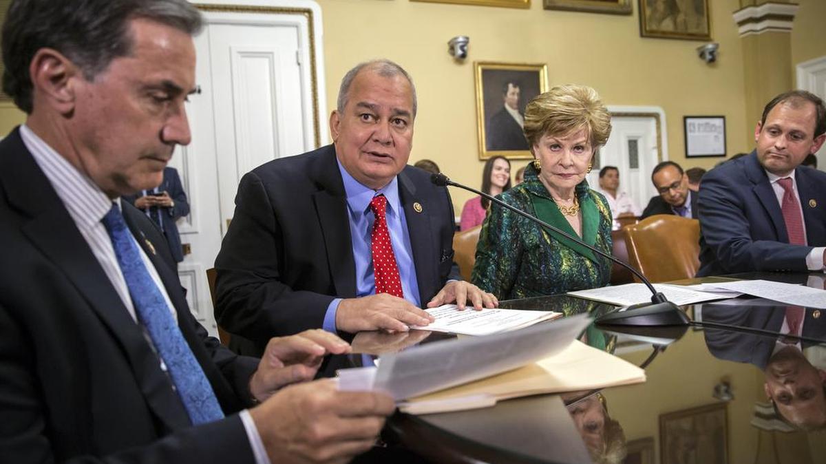 Varios legisladores revisan el miércoles documentación antes de acudir al Comité de Reglamento Interno de la Cámara de Representantes, para preparar una ley de ayuda financiera a Puerto Rico que fue sometida a debate.