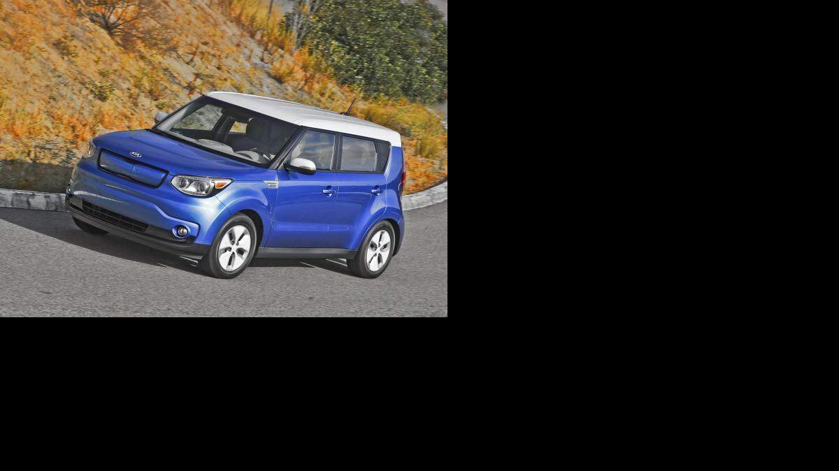 
Compacto, atractivo y eficiente, el Kia Soul EV del 2015 es la apuesta de la marca coreana por el transporte afín con el medio ambiente.
