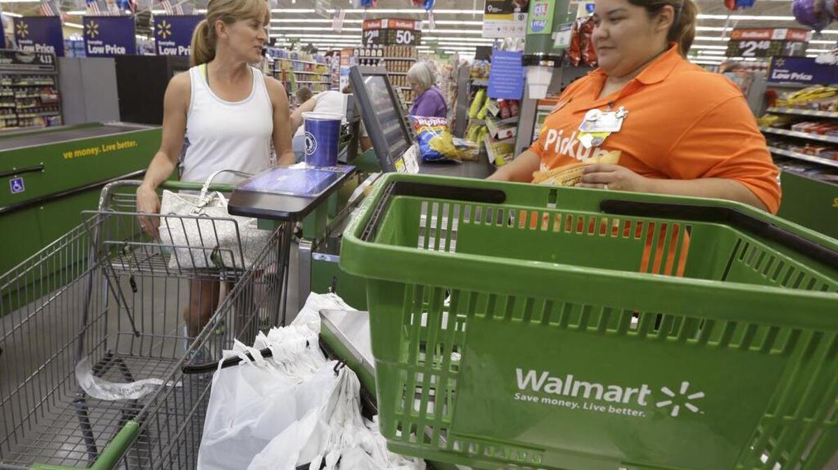 Compradoras conversan el miércoles en una tienda Wal-Mart de Bentonville, Arkansas.