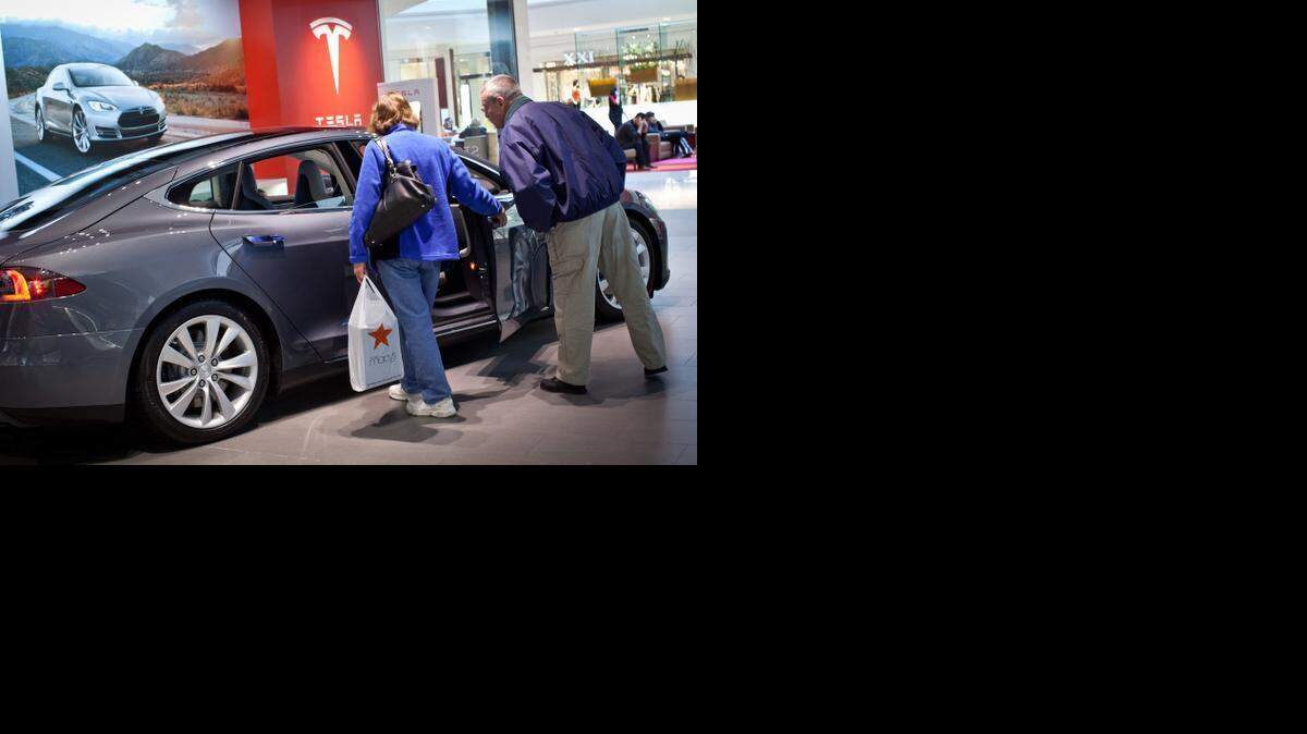 
GM al igual que otros fabricantes registró agudas caídas en las ventas de automóviles mientras los consumidores optaron por deportivos utilitarios y camiones.

