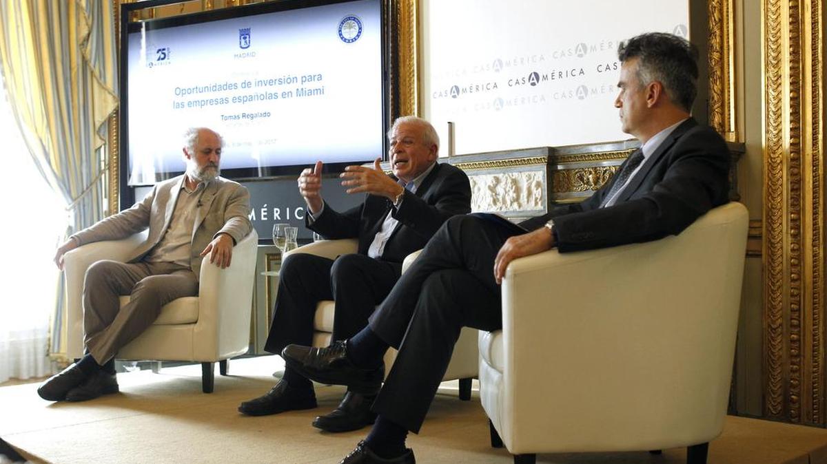 El alcalde de Miami, Tomás Regalado (c), el lunes en la conferencia ‘Oportunidades de inversión para las empresas españolas en Miami', en Madrid.