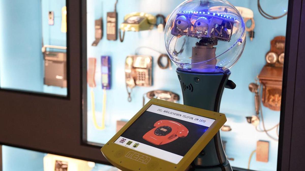 Tim, un robot que trabaja en el Museo de Tecnología de Berlín, guía a los visitantes por el museo durante la rueda de prensa de su presentación en Berlín (Alemania) hoy, 8 de noviembre de 2016.