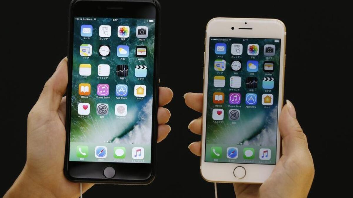 Los teléfonos iPhone 7 Plus (izq.) y el Apple iPhone 7.