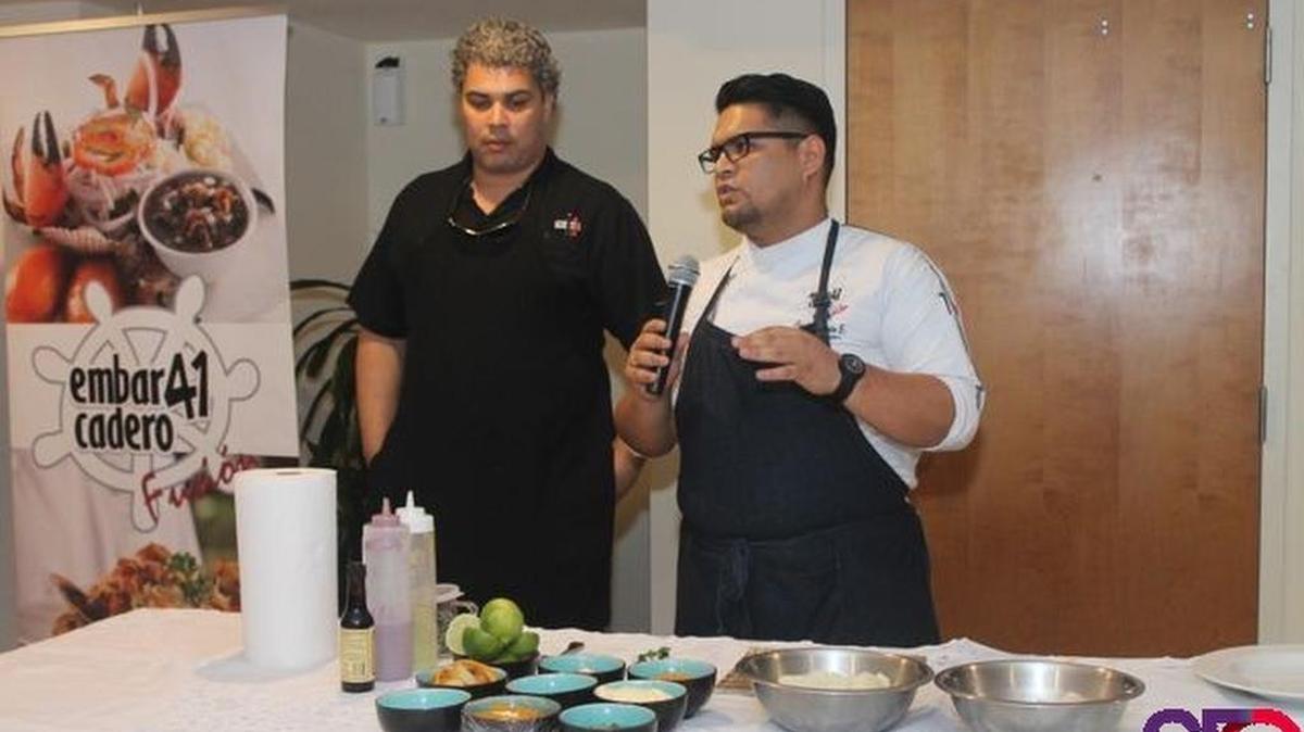 El chef ejecutivo de Embarcadero41, Carlos Huerta (der.), en el evento Perú Gourmet. Ese restaurante peruano abrió en Miami en el 2014, con el objetivo de replicar el éxito que tiene en el país andino y en Ecuador.